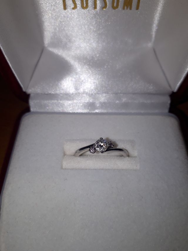 メインの両サイドにピンクのメレダイヤが２つ付いています