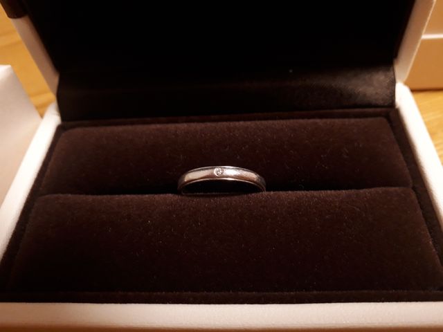 小さなダイヤが1石、リングの中心に入っています。