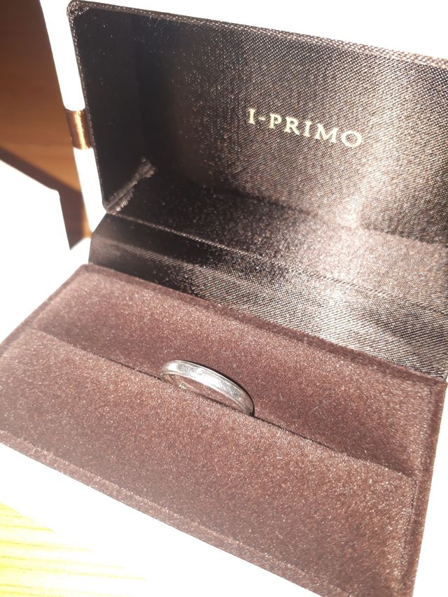 結婚指輪の箱に入った状態。夫婦で買うと二つ並んで入る。