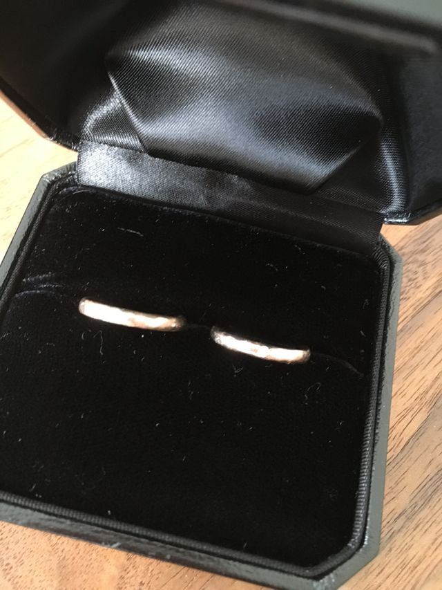 右が妻。左が主人の指輪です。