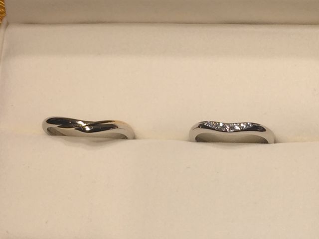 カーブしているので指が綺麗に見えます。