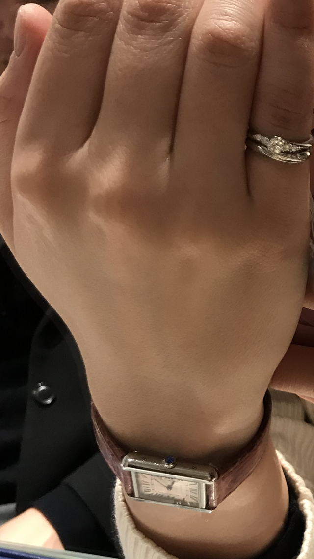 試着の段階ですが、上の指輪です。ラインがとても綺麗