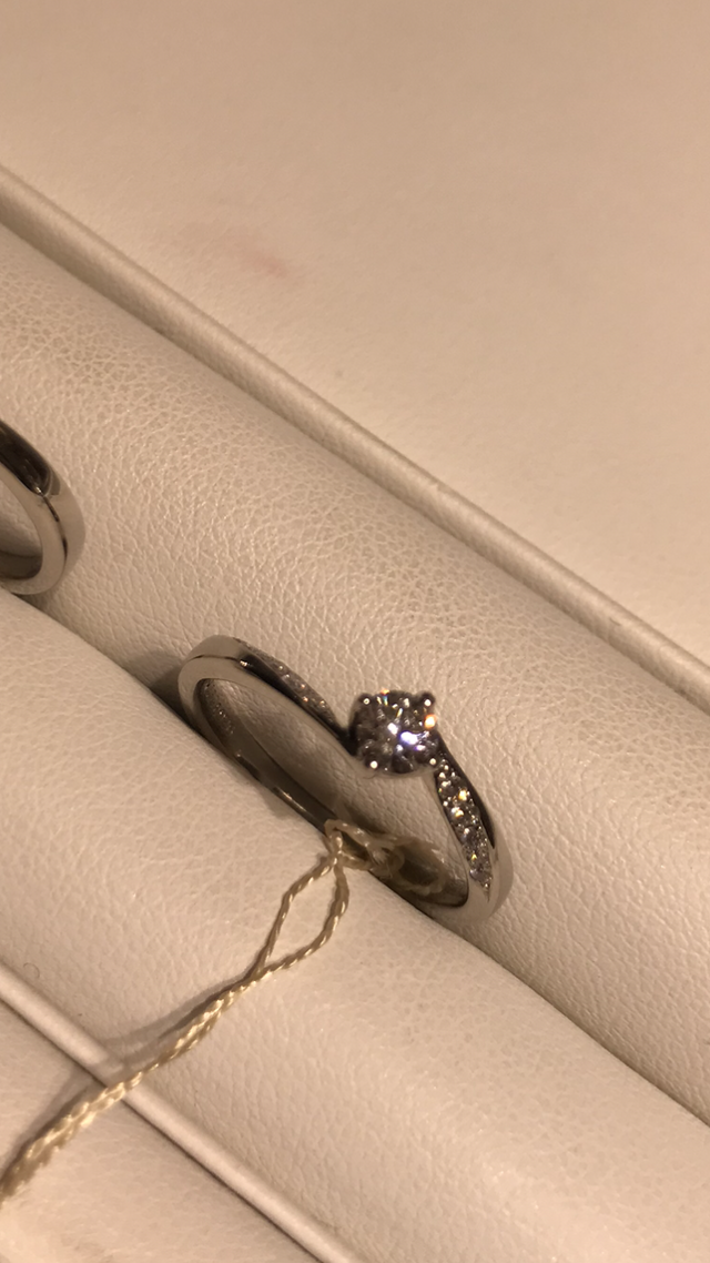 サイドに埋め込まれたストーンが素敵でした。