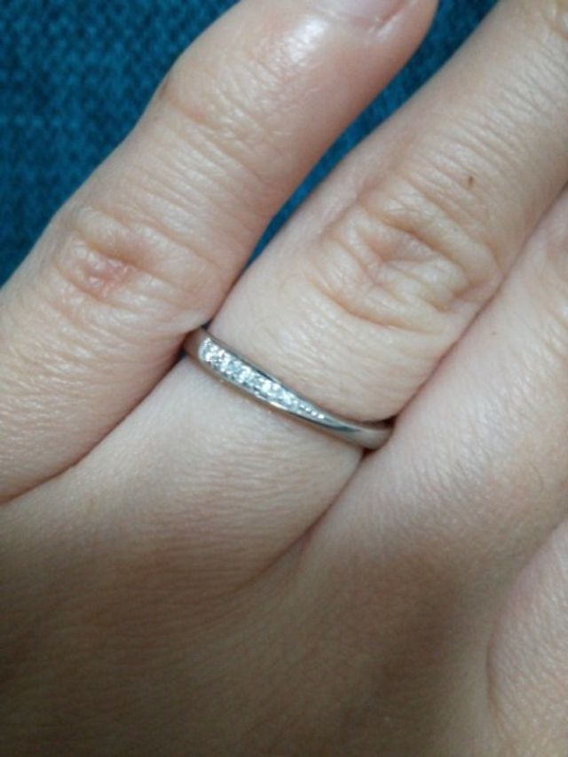 ストレートなラインの指輪。