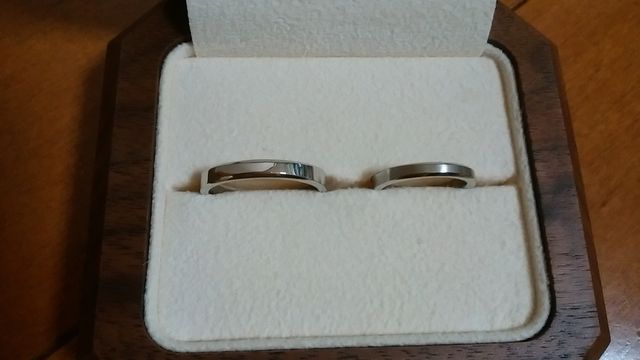 プラチナフルオーダーの結婚指輪。オリジナルなので裏側を撮影