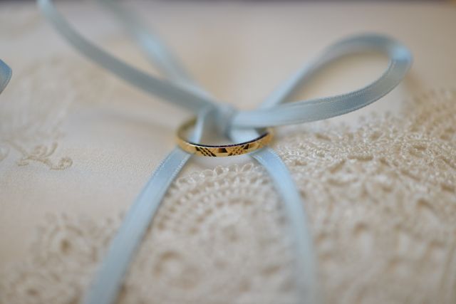 婚約指輪とセットで着けれるようシンプルなものにしました。