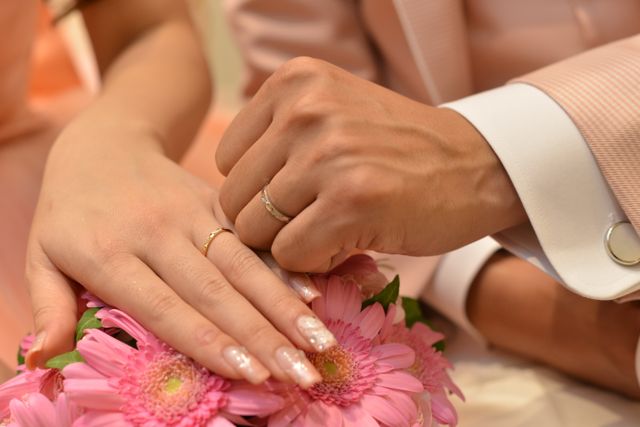 普段の服装を考慮し、私はゴールド、主人はシルバーにしました。