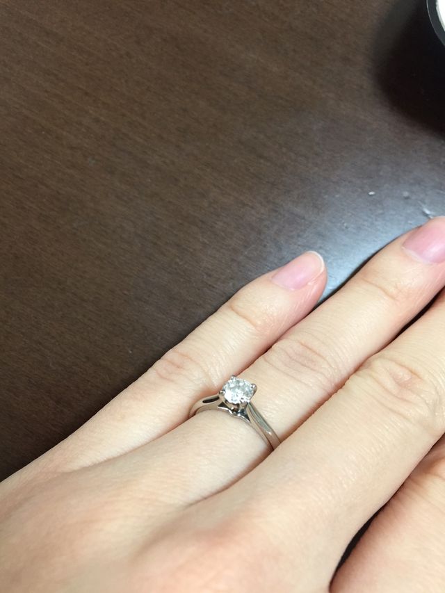 カルティエの立て爪ダイヤの婚約指輪