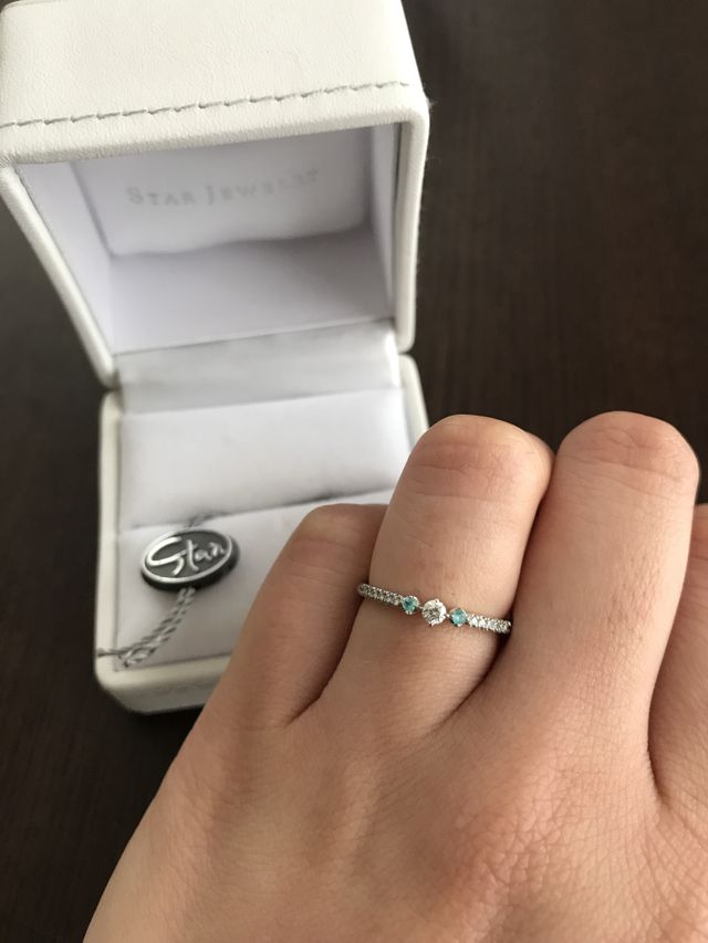 サイドにはブルーの石