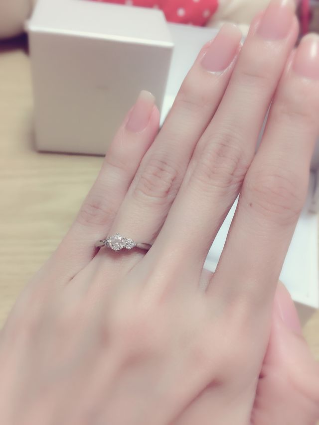ブーケ&ブートニアの婚約指輪です。