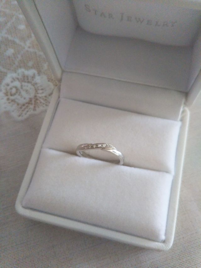 男性の指輪と合わせるとハートの形になるのも素敵ですよ。