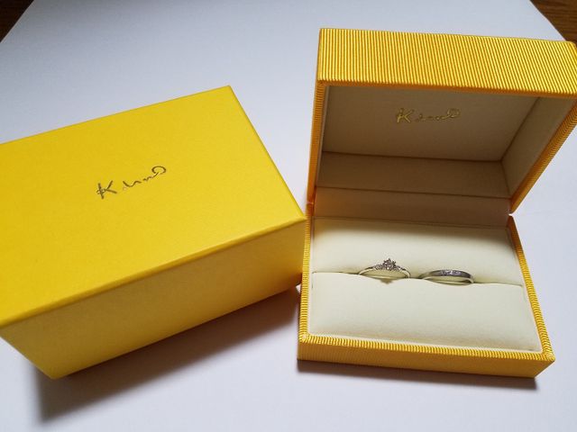 右が結婚指輪で左が婚約指輪です