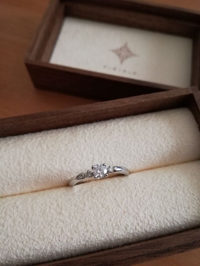 おしゃれな木の箱に入っています