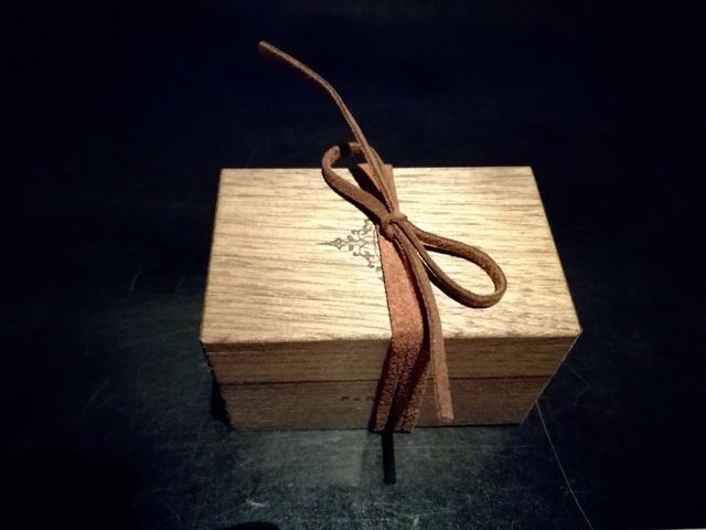 箱はこのように革紐で結んでありました