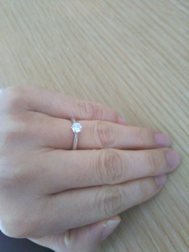 婚約指輪らしいシンプルなデザイン