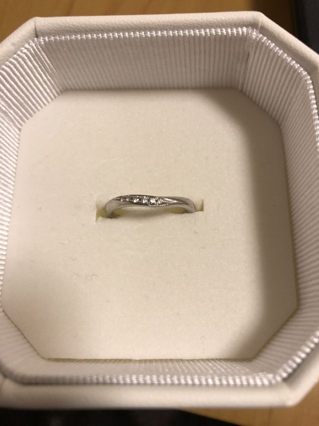 細身でダイヤのラインが可愛いと思います