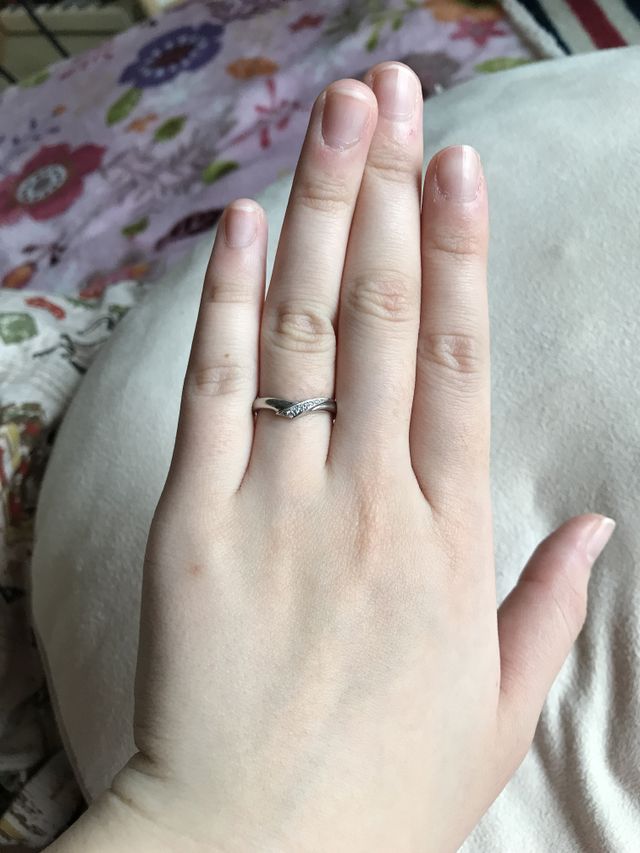 トップに小さなダイヤがちりばめてあります。