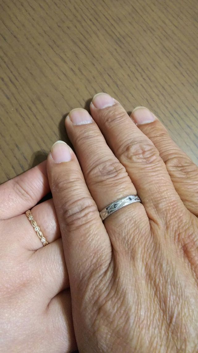 同じデザインではなく、夫と私の趣味に合った指輪です。