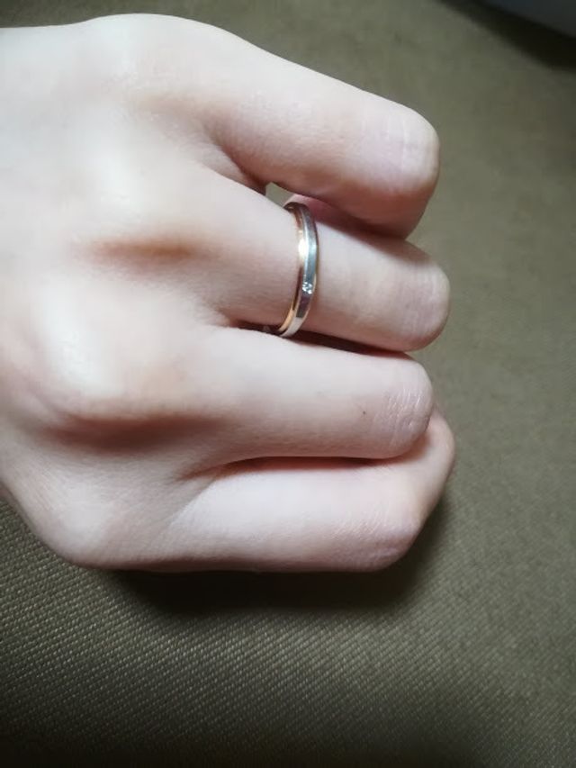 女性の方は真ん中にダイヤモンドがはめられています。