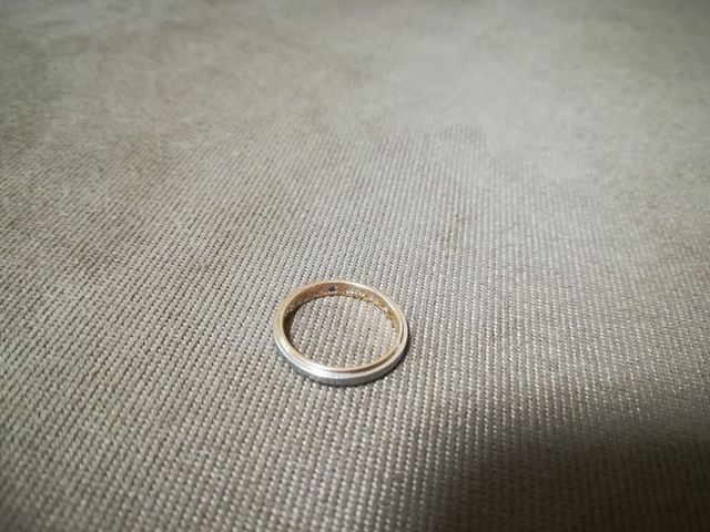 内側に選んだカラーのストーンがはめられています。