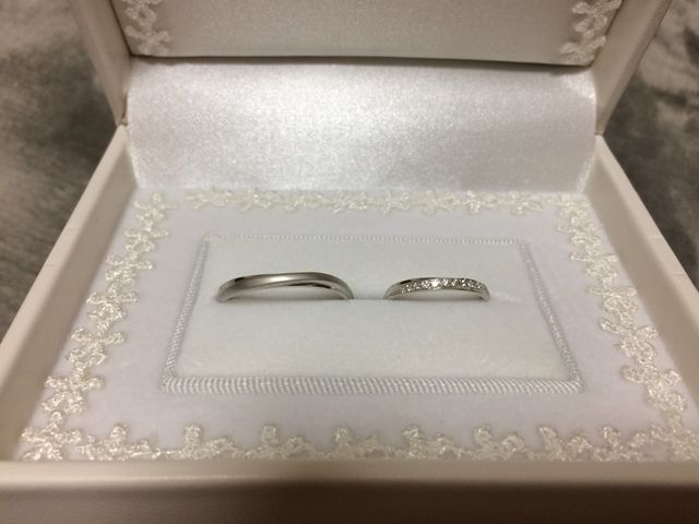 左くすみ加工とのクロス、右はダイヤとプラチナのクロス