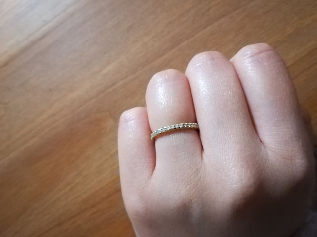 装着すると細身で、結婚指輪とも重ね付けできます