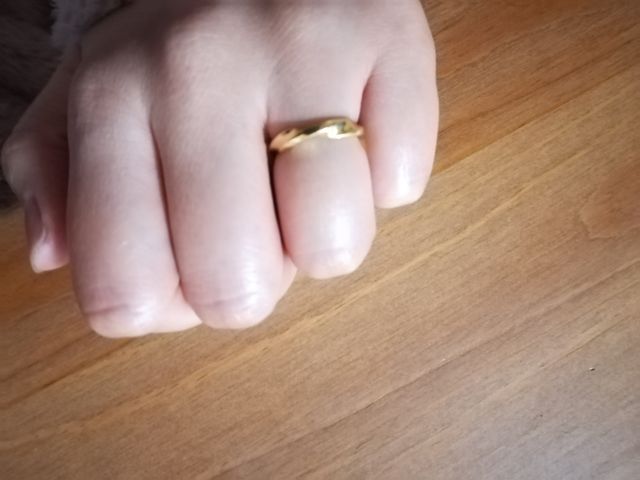 ゆるいねじりの入ったデザインなので、一本でも存在感があります