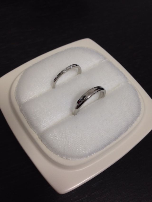 完成した指輪。陶器のリングケースが桐箱に納められている。