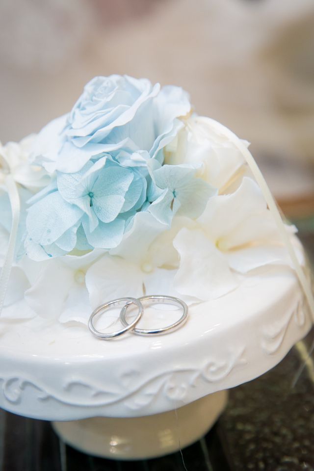 男性は男らしいフォルムで女性は華やかでで上品な指輪です。