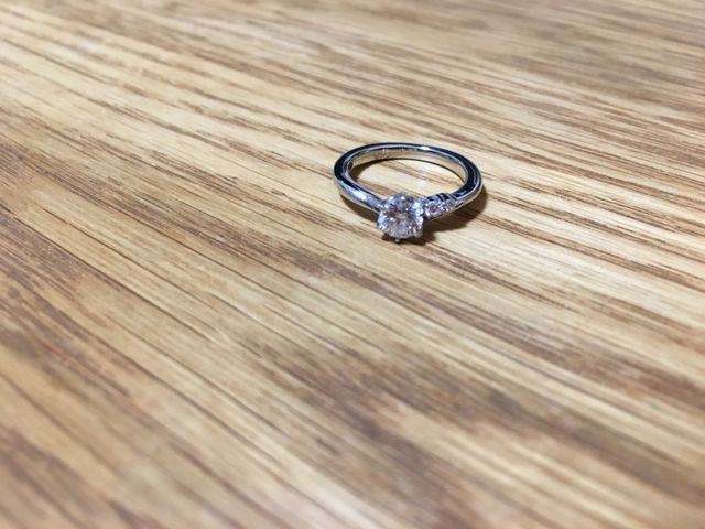 婚約指輪と同じV字リング。