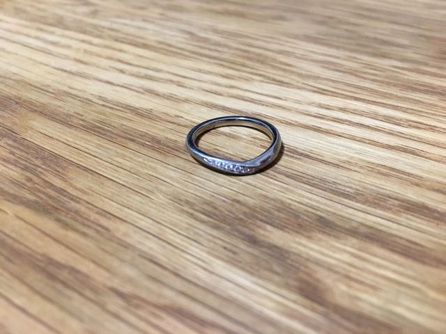 V字リングで小さなダイヤが散りばめられている。