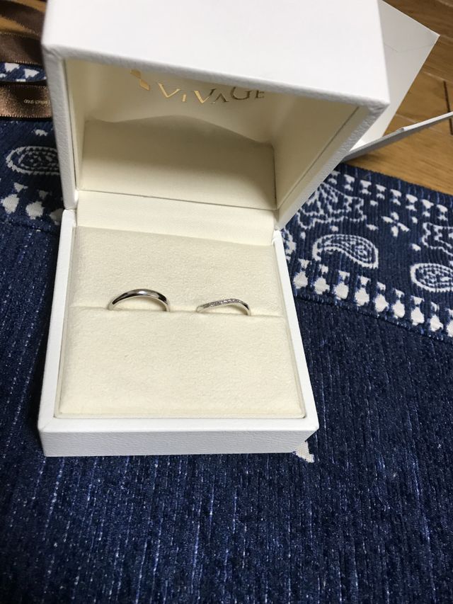 セットリングでは無く、それぞれ好みの指輪を選びました！