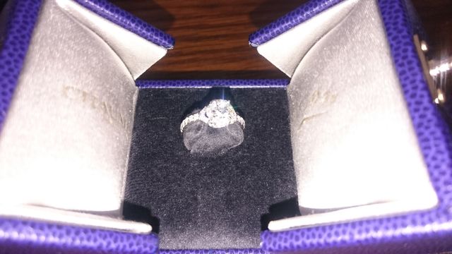 深い青色のボックスも素敵です。