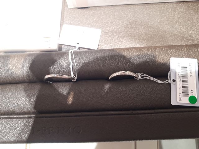 旦那さんが選らんだ指輪と並べた様子