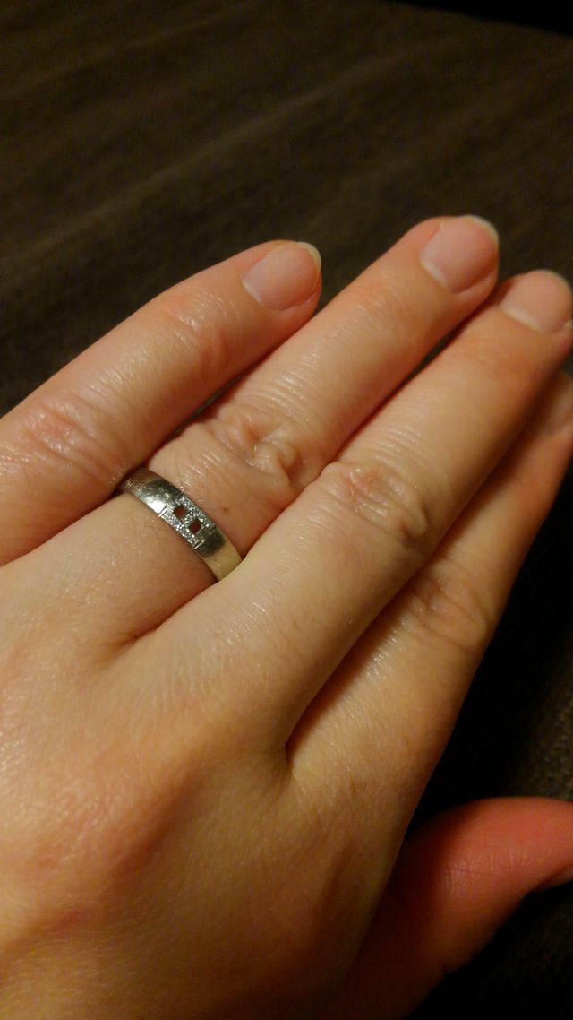 指輪の厚みが気にならないので付けやすいです。