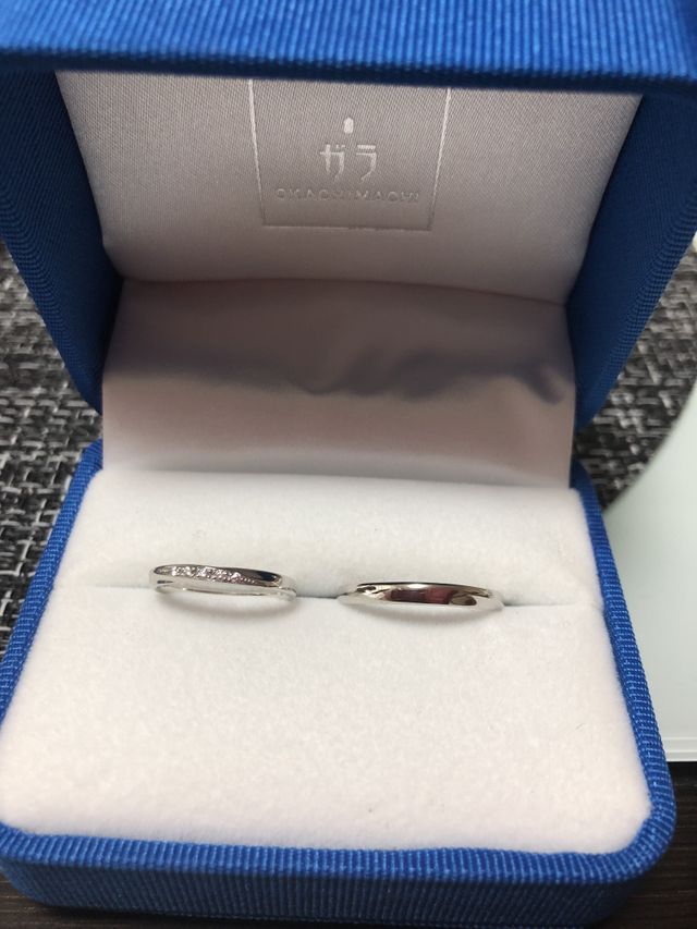 細身でねじりのあるデザインです。