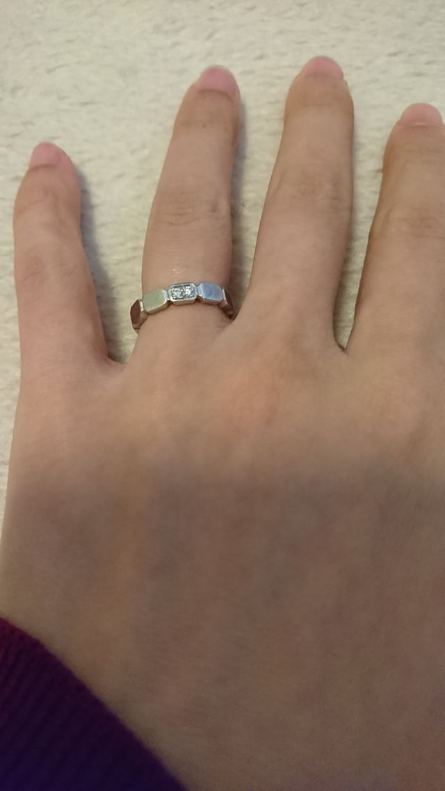 左手の薬指につけてます。