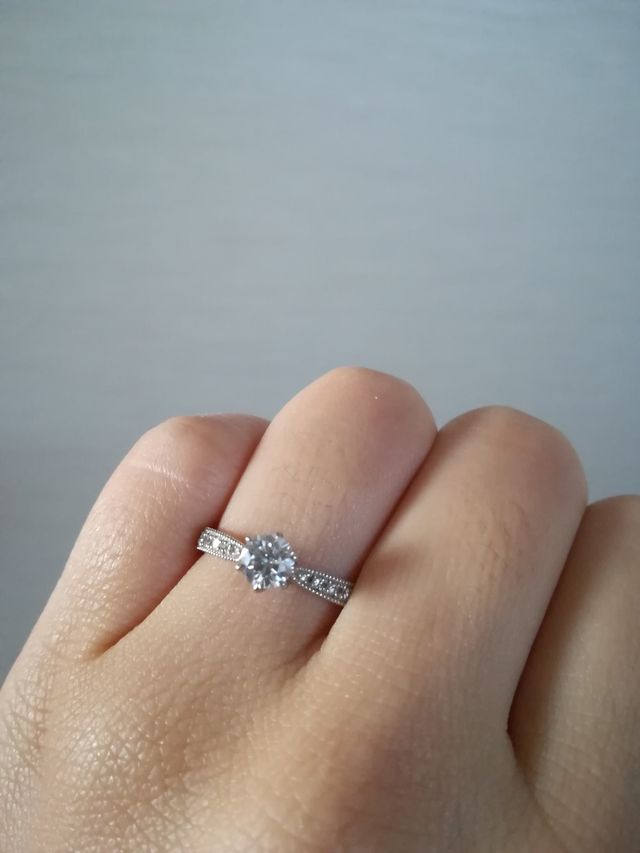 0.5カラット、カラーEランク傷もほぼない石を選びました。