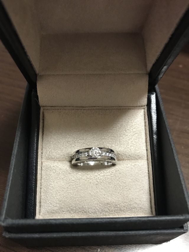 重ね付けしている婚約指輪。