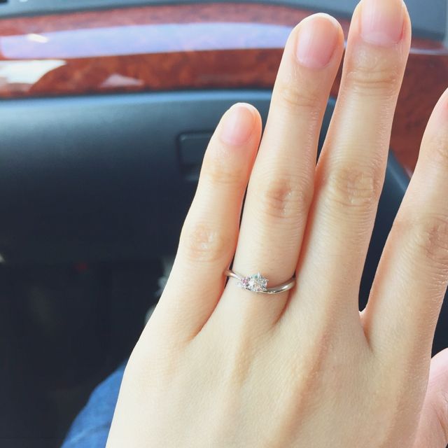 左がピンクダイヤで真ん中はダイヤモンドです。