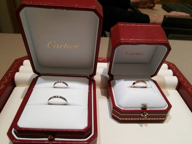 左側が結婚指輪、右側が婚約指輪です。とてもお気にいりです。