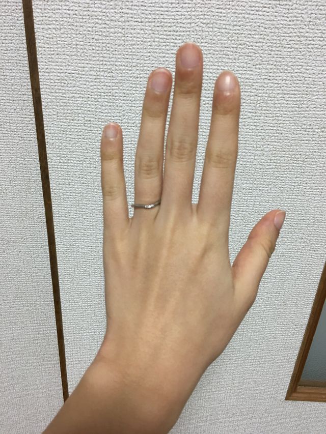 指輪の緩やかな形が綺麗、指を長く見せる効果もありそうです。
