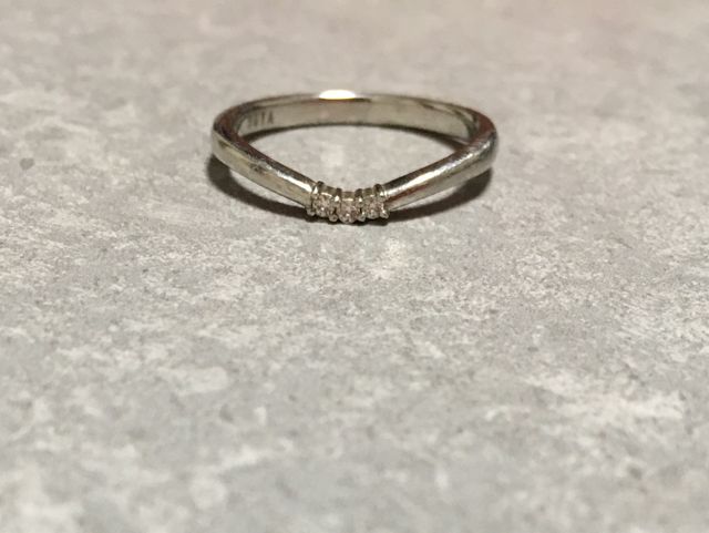 細めで繊細なため中央の3石のメレダイヤが目立ちます。