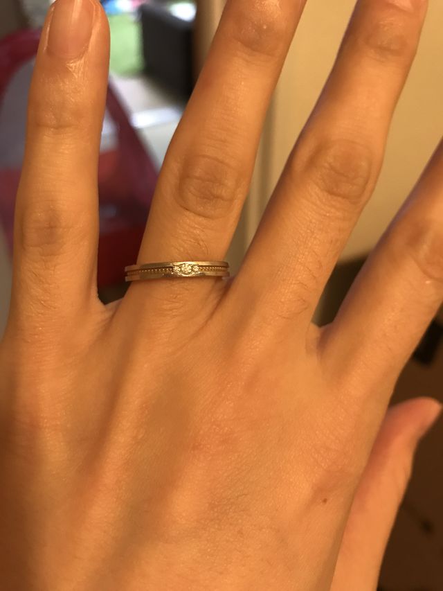 シルバーでゴールドのラインが入っていてダイヤが3つ