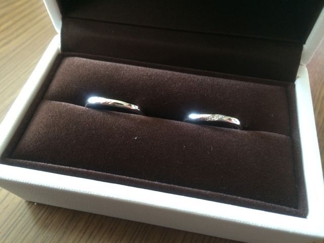 斜めにダイヤがありどの角度から見ても光るデザインが気に入った