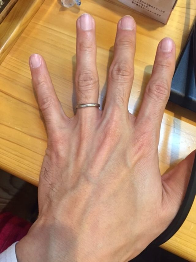 購入してから3年ほど経つ結婚指輪です。ずっとつけてます。