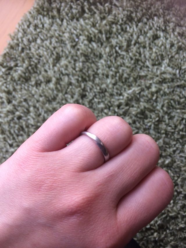 結婚指輪をつけている写真