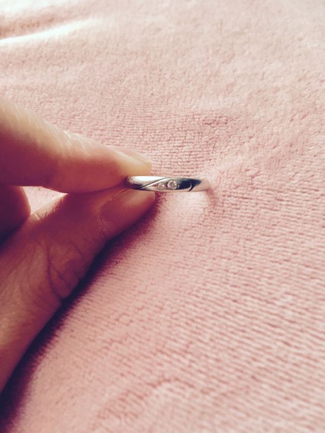 ２つダイヤ。パートナーの指輪と合わせるとハート型に！