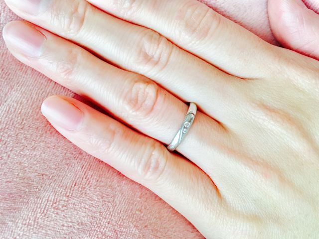 着用写真です。細身のデザインで指もすっきりと見えます。