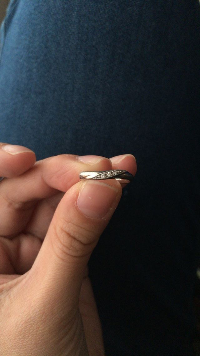 カーブのデザインで指を細く長く見せてくれます